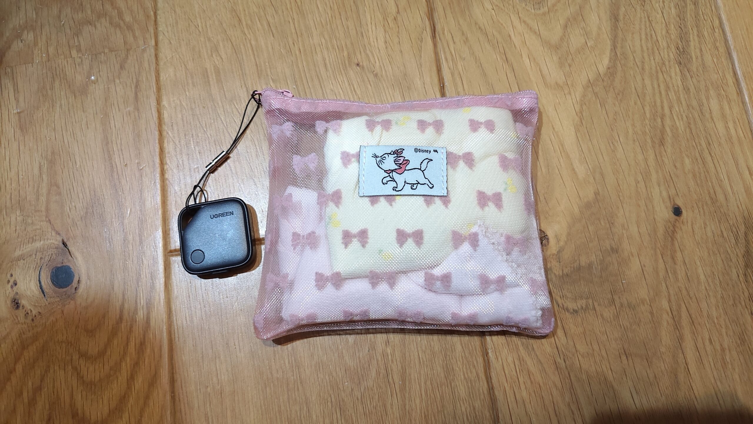 UGREEN Finder Duo本体と、娘のお着替え袋(実物・大きさの比較)