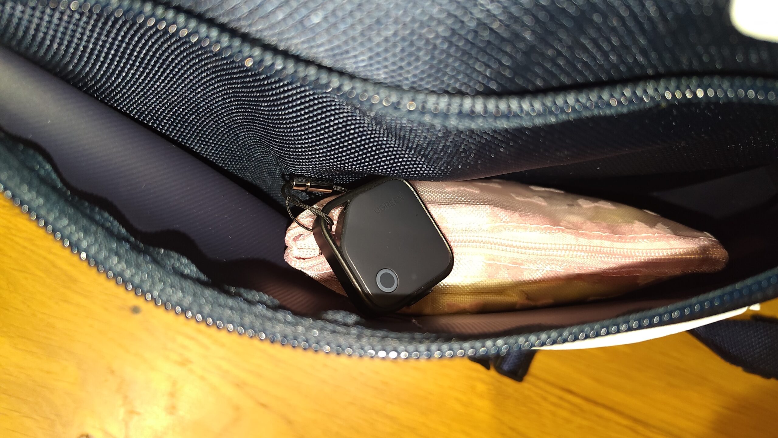 ランドセルの中でお着替え袋にスマートタグを取り付けた実際の持たせ方